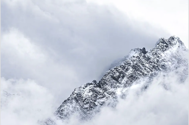 Schneebedeckter Bergkamm